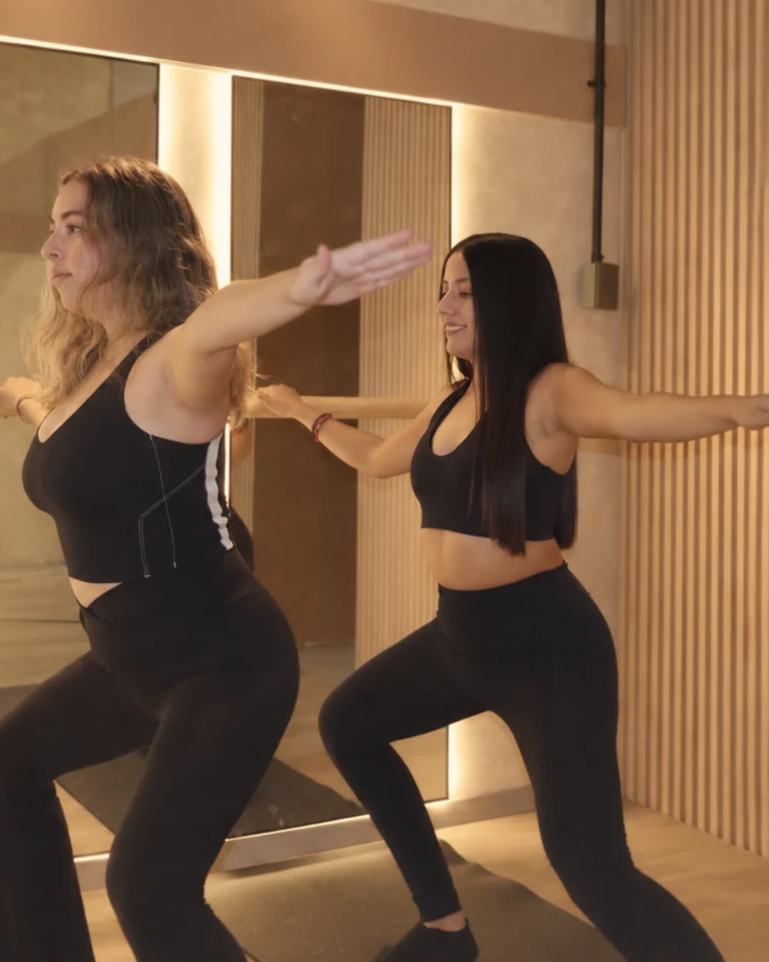 Alumnas practicando Barre Sculpt en la barra